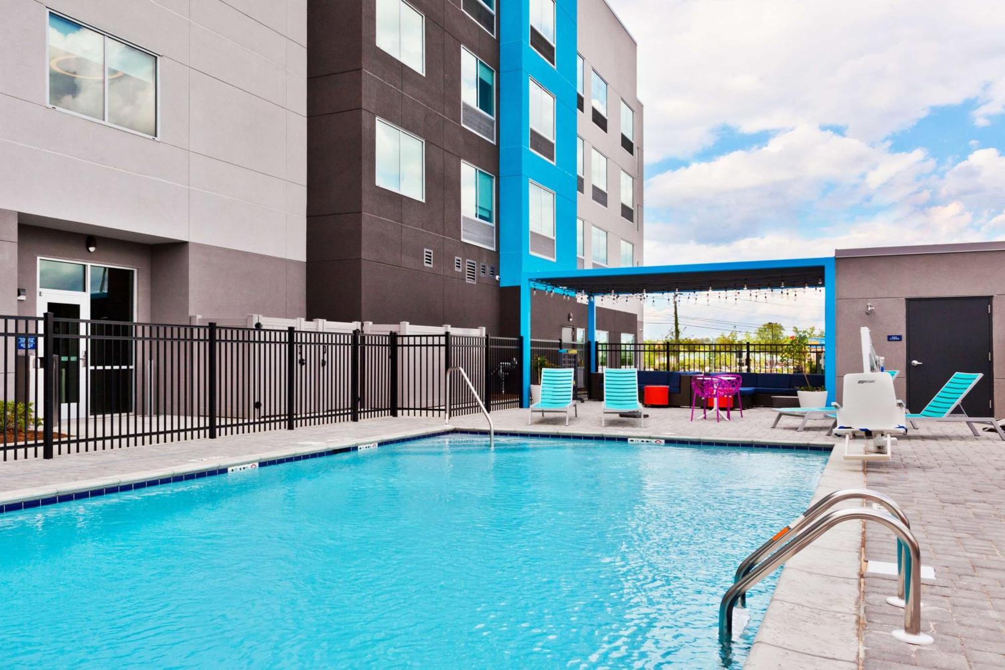 Tru By Hilton Auburn Hotel Exterior photo