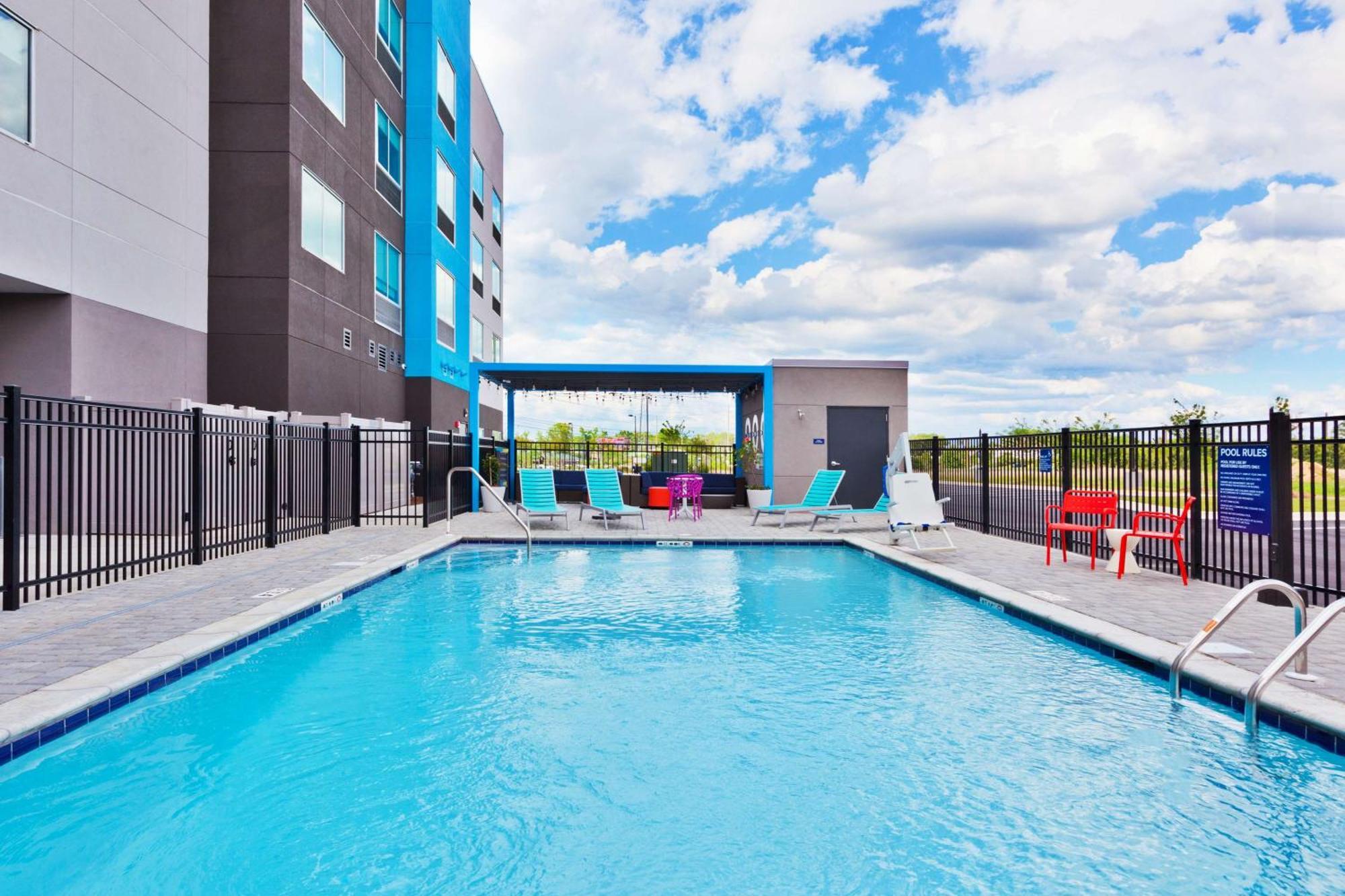 Tru By Hilton Auburn Hotel Exterior photo